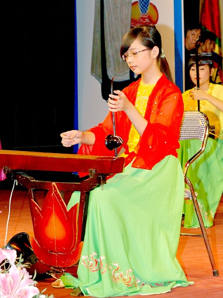 Ngoài ra Quỳnh còn có thể chơi được đàn bầu