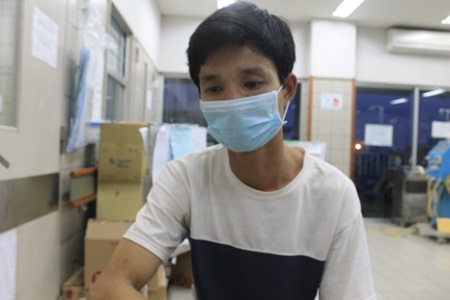 Đi chăm em trai trên viện, người anh lúc nào cũng lo sợ em gặp chuyện chẳng lành