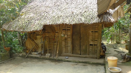 Bà Lẫy xúc động cho biết thời gian qua hai bà cháu đã được nhiều người giúp đỡ