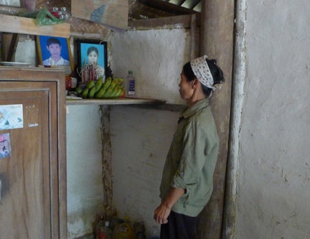 Nhận được quà mọi người cho, bà khoe với hai con để các con yên tâm nơi suối vàng