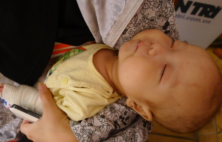 Cùng một lúc phải chữa trị cho 2 con, bản thân chị Tuyết nhiều lúc như không còn đủ sức chống đỡ