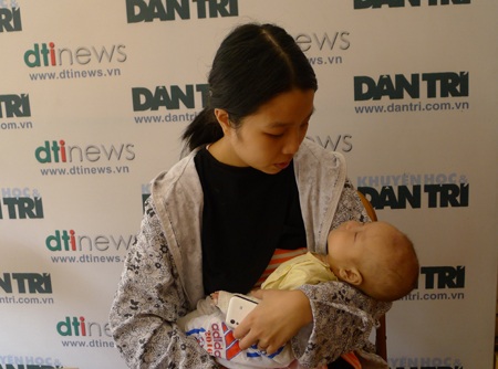 Cùng một lúc phải chữa trị cho 2 con, bản thân chị Tuyết nhiều lúc như không còn đủ sức chống đỡ