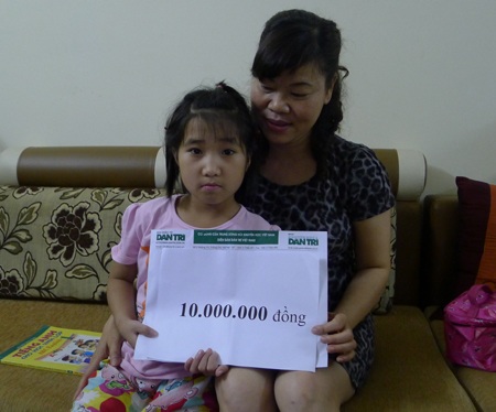 Em bé Dùa nhận quà bạn đọc Dân trí