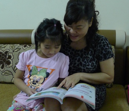 Hàng ngày em được mẹ Vinh dạy học nên rất tiến bộ