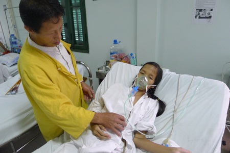 Không lo được cho con, anh Yên chỉ biết khóc trong những giọt nước mắt ân hận