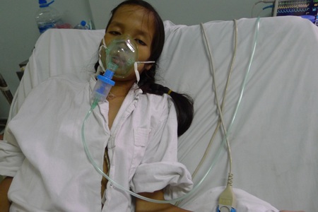 Không lo được cho con, anh Yên chỉ biết khóc trong những giọt nước mắt ân hận