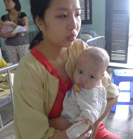 Chị Tuyết xúc động khi biết được có nhiều người quan tâm và yêu thương con trai mình 