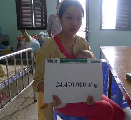 Lần thứ 2 nhận quà bạn đọc Dân trí khiến chị Tuyết vô cùng xúc động 