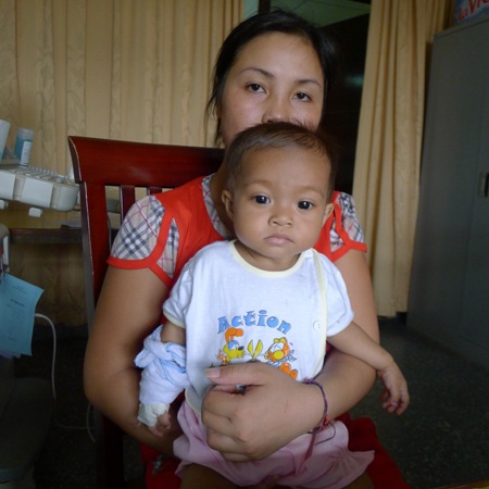 Tuy nhiên em vẫn bị viêm phổi nặng nên chưa đủ sức khỏe bước vào ca mổ