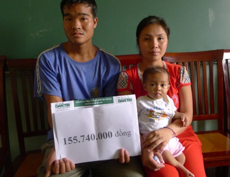 Gia đình anh Tiến nhận quà bạn đọc Dân trí tại bệnh viện Nhi TW