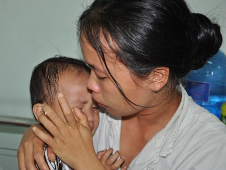 Hai mẹ con bất lực khi không lo nổi mấy chục triệu cho ca phẫu thuật sắp tới của con