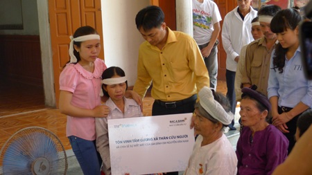 Chị Nguyễn Thu Cúc - đại diện cho công ty TH true milk thăm hỏi gia đình em Nam 