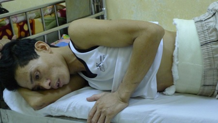 Anh Hải vẫn nằm viện điều trị nhưng canh cánh nỗi lo cho bé Kiên ở nhà