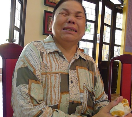 Kể chuyện về đứa cháu đáng thương, bà nội không cầm được nước mắt 