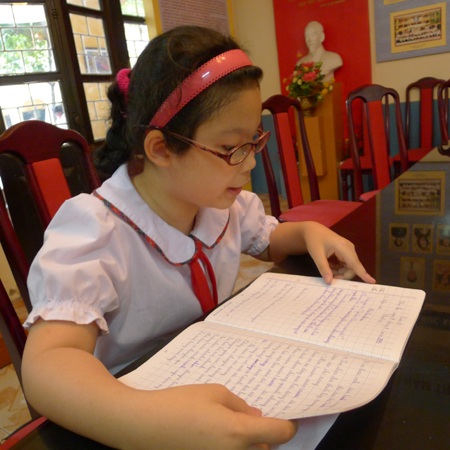 Hiểu được sự vất vả của bà nội nên em rất ngoan và chăm chỉ học tập