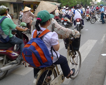 Sợ cháu đến trường một mình, bà nội ngày nào cũng dắt bộ xe chở cháu 