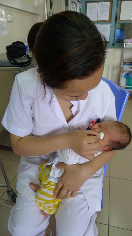 Ở bệnh viện con được các bác sĩ, y tá chăm sóc đặc biệt 