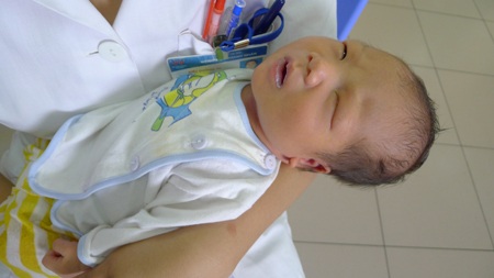 Mỗi lần được các mẹ ở khoa bế ẵm, con ngủ rất ngoan