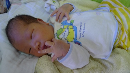 Hàng ngày ở bệnh viện, con vẫn mong được bố mẹ đẻ đón về chăm sóc