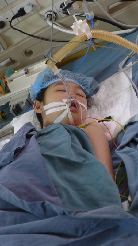 Mẹ nghèo đắng lòng nhìn con chết dần vì căn bệnh Lupus