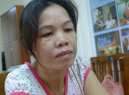 Không có cách nào cứu con, chị Hương như chết lặng không thể khóc được nữa.