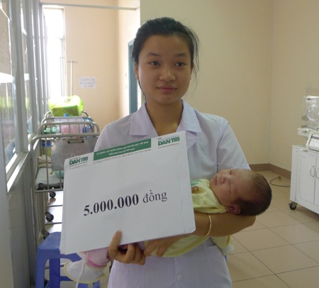 Quỹ Nhân Ái của báo điện tử Dân trí trao nóng 5 triệu đồng đến bé Hữu Danh 