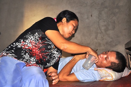 Hiện tại cuộc sống của hai vợ chồng vẫn hết sức khó khăn cần sự hỗ trợ của xã hội