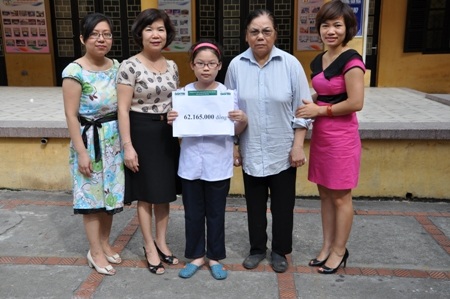 Quỳnh Anh hồn nhiên kể chuyện Con rất vui vì các cô, các chú cho con quà.