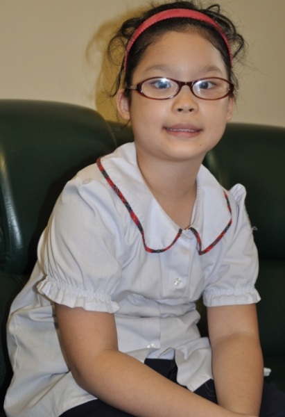 Quỳnh Anh hồn nhiên kể chuyện Con rất vui vì các cô, các chú cho con quà.