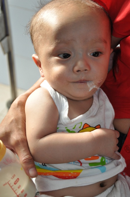 Gương mặt đáng yêu của cậu bé Thái Bá Quân khi có sữa uống.