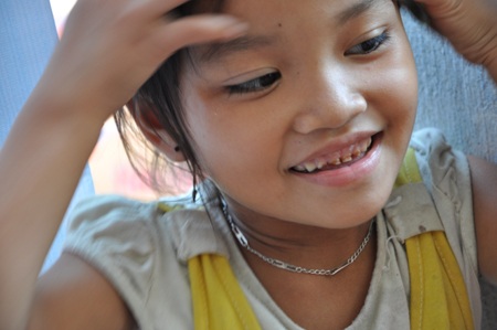 Được tin có bố mẹ ở Hà Nội về cho quà, con háo hức đợi từ sáng