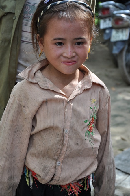 Nhà xa, nên dù đã đi từ sáng sớm nhưng khi mặt trời lên cao, con mới đến được nơi để gặp bố mẹ.