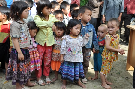 Các em bé người dân tộc Mông, Thái tại xã Mường Lý háo hức chờ quà của các bố mẹ