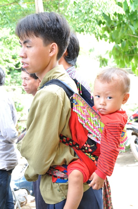 Con còn bé, nhưng phụ huynh vẫn địu con băng qua rừng để đến gặp cha mẹ Nhân Ái 