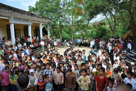 Tất cả hơn 300 suất quà được trao đến các em xã Mường Lý.