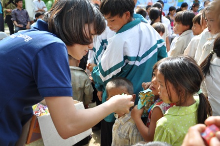 Mẹ Khoai Tây đôi mắt đỏ hoe khi nhìn các con đói khổ.