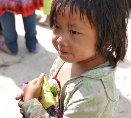 Dù phải vượt rừng đến, con cũng có mặt để nhận kẹo của bố mẹ cho