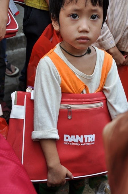 Gương mặt ngây thơ của một em bé khi nhận được chiếc cặp sách mới.
