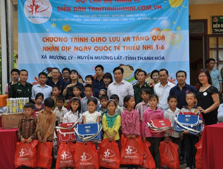 Đoàn cha mẹ Nhân Ái khu vực phía Bắc chụp ảnh cùng các con và đại diện xã Mường Lý.