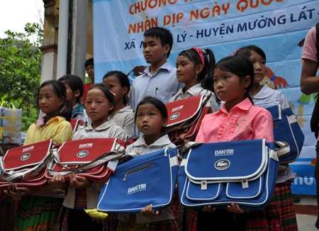 Niềm vui hân hoan khi con có cặp sách mới đến trường.