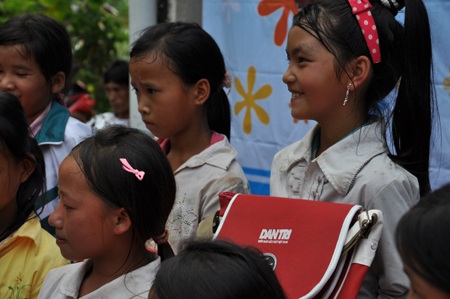 Niềm vui hân hoan khi con có cặp sách mới đến trường.