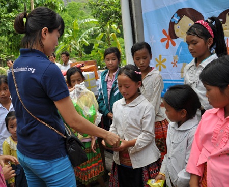 Mẹ Bông xinh cho con kẹo.