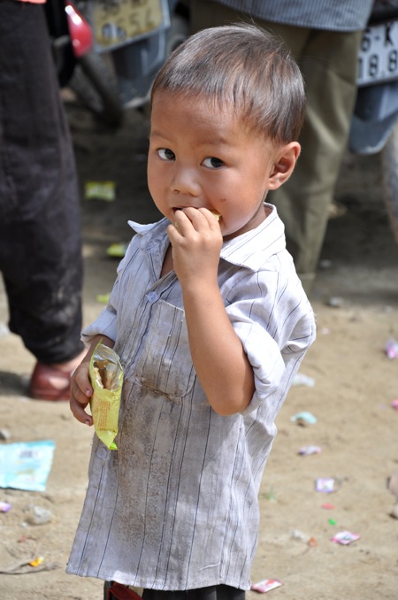Nét ngây thơ, hồn nhiên trên gương mặt cậu bé dân tộc Thái khi ăn kẹo