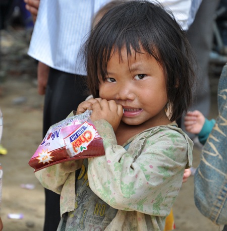 Đây là lần đầu con được ăn kẹo.