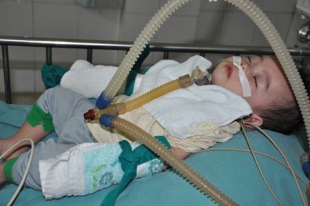 Tuy nhiên tình trạng của em hết sức nguy kịch bởi bị suy tim nặng nề kéo dài.