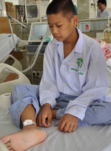 Đứng trước nguy cơ bị liệt phải ngồi xe lăn cả đời, cậu bé Đoàn chỉ lặng im.