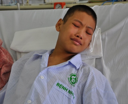 Giọt nước mắt của cậu bé Đoàn khi biết bố mẹ không có tiền để chữa bệnh cho mình.