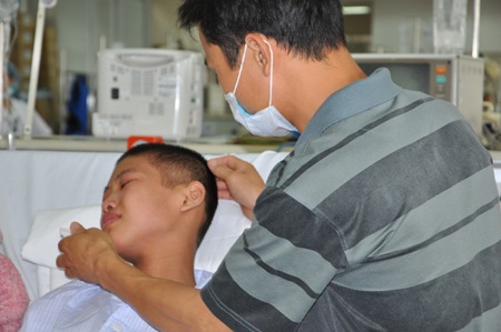 Không có cách nào khác, hai bố con chỉ biết nhìn nhau khóc.