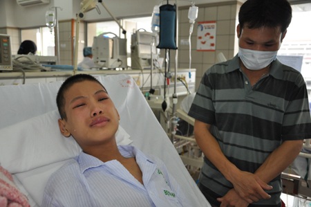 Nhìn con khóc, anh Huynh như có trăm nghìn mũi dao cứu vào nhưng cũng bất lực.