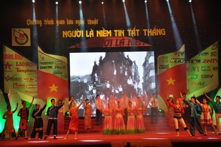 Chương trình mở màn bởi điệu múa có sự góp mặt của nhiều dân tộc.